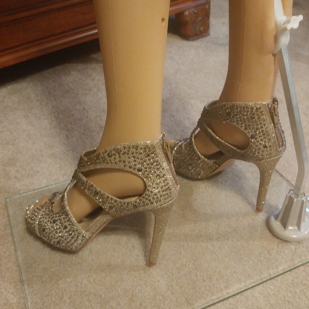 Gianni Bini, size 7M, beautiful true golden beaded, back zip heels. Excellent. - Picture 11 of 11